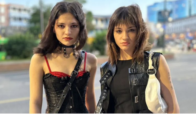 जुम्ल्याहा दिदीबहिनी एमी र एनी