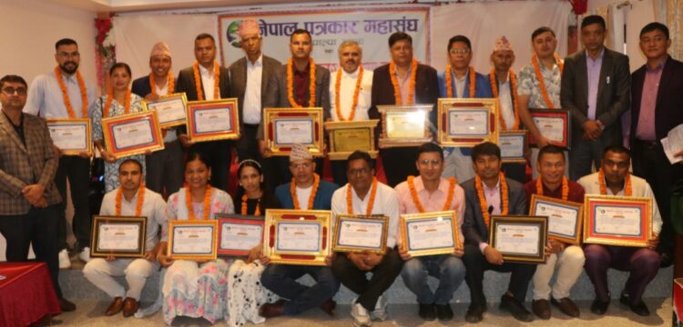 पाल्पाका पत्रकारहरु पुरष्कृत Final