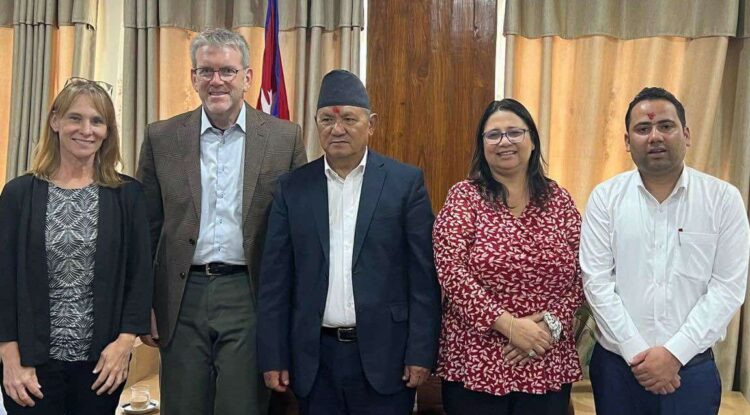 संचारमन्त्री पृथ्वीसुब्बा र अमेरिकी राजदुत थम्सन Final